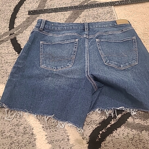 American Eagle Womens 14 Blue Denim The Dream Short Curvy Midi Distressed - Picture 12 of 12